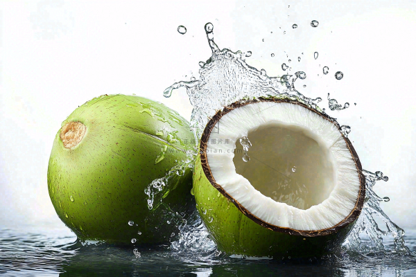 椰子汁飞溅新鲜果汁摄影图