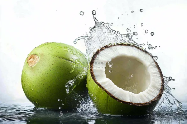  椰子汁飞溅新鲜果汁摄影图
