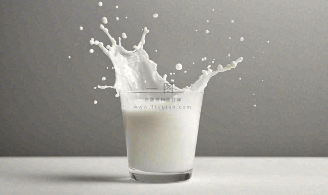 白色的牛奶飞溅摄影图