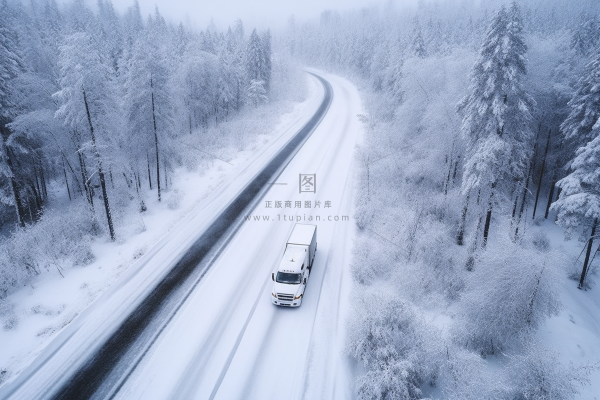 冬季雪山公路行驶的货车摄影图