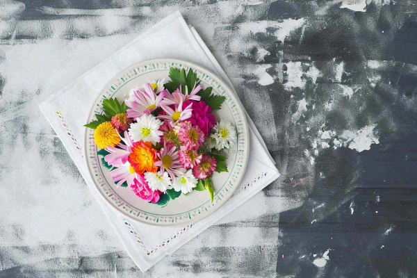 鲜花彩色花朵碟子摆盘简约摄影图