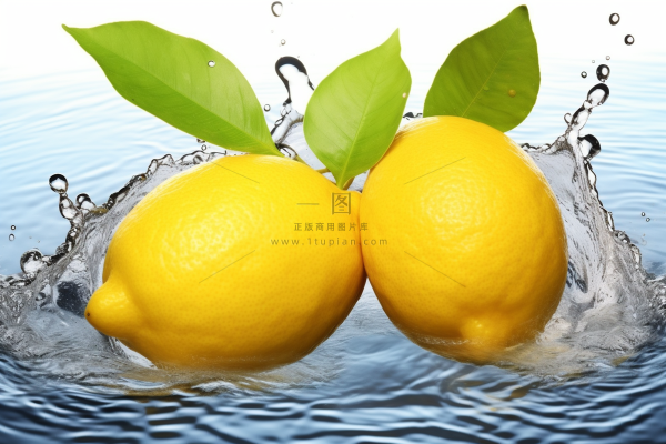 柠檬掉落水中溅起水花摄影图