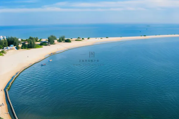 夏日海滩蓝色海洋度假摄影图