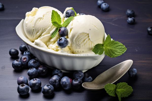 香草蓝莓冰淇淋甜点摄影图