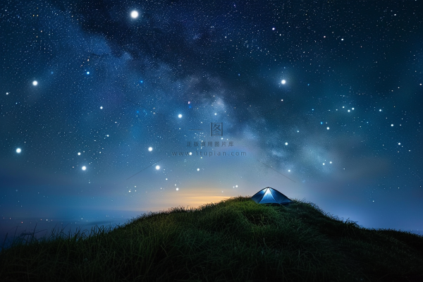 野外露营星空夜晚山顶的帐篷摄影图