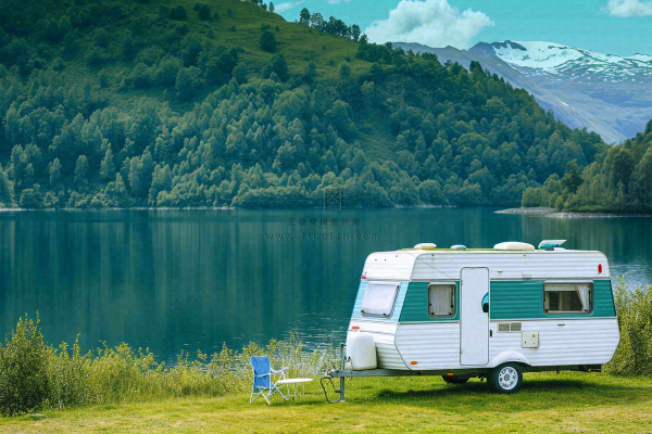 野外露营湖边停着一辆房车，野餐，春游摄影图