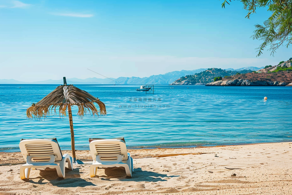 夏日海滩蓝色度假沙滩椅摄影图