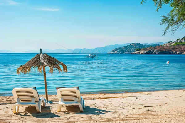 夏日海滩蓝色度假沙滩椅摄影图