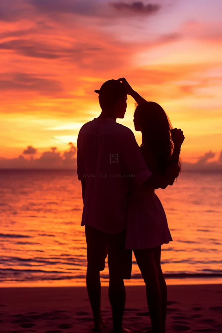 夕阳落日海边的情侣拍照唯美晚霞摄影图