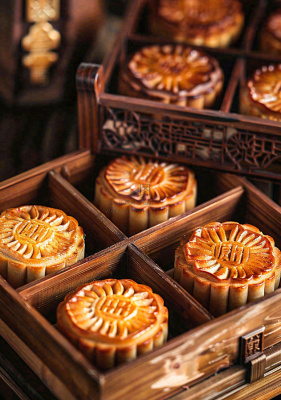 中国传统美食月饼中秋木质礼盒精美礼品摄影图