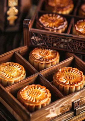 中国传统美食月饼中秋木质礼盒精美礼品摄影图