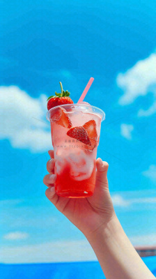 夏天阳光蓝天白云草莓饮料饮品果汁，清新摄影图