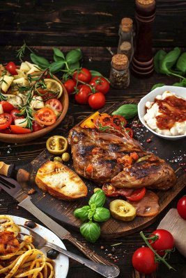 美食餐桌餐厅，烤肉披萨西餐水果红酒摄影图