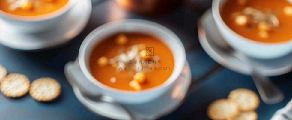 西餐汤类罗宋汤海鲜汤美食餐具摄影图