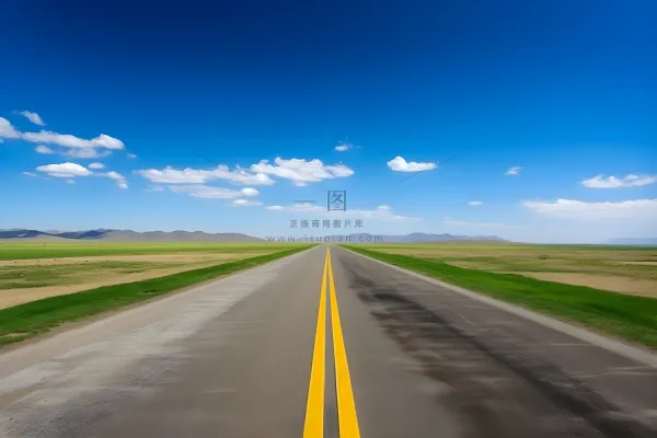 广阔平原中间的一条路，一条通向远方的空旷道路摄影图壁纸