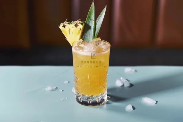 菠萝冰镇饮料汽水摄影图