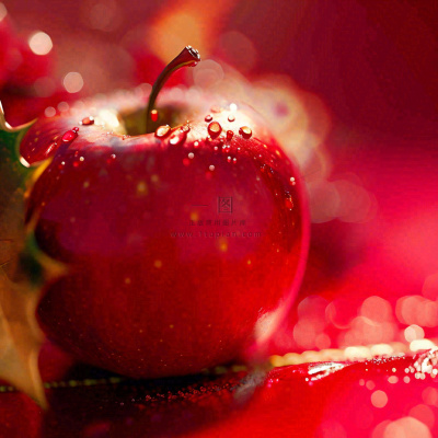 红苹果新鲜特写水珠，圣诞平安夜，水果美食，温馨摄影图