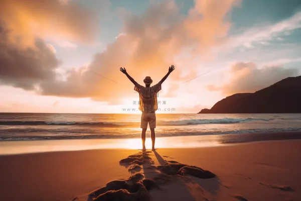 海边夕阳下的人拥抱大自然摄影图