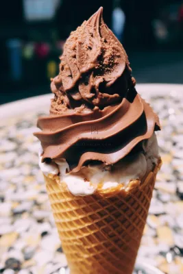 巧克力冰淇淋蛋筒清凉摄影图 巧克力冰淇淋蛋筒清凉摄影图