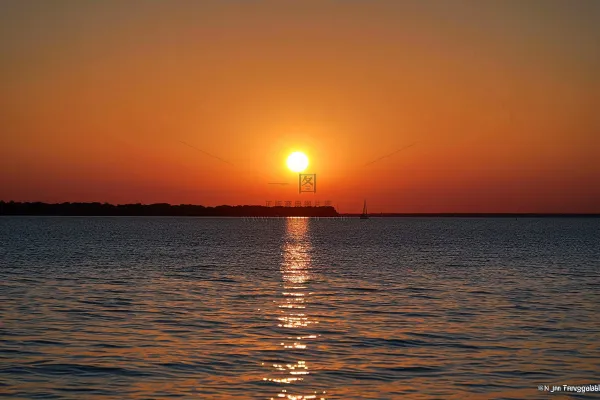 夏日落日海报沙滩晚霞摄影图
