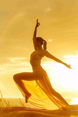 落日海边户外瑜伽健身运动训练，身心健康静心调理摄影图