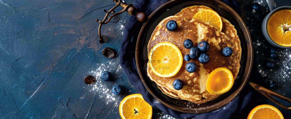 美食简约烤饼蛋糕，巧克力水果橙子摄影图