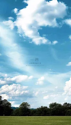 天空白云下的草坪放风筝，简约踏青春天摄影图