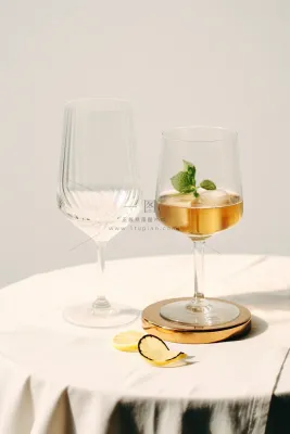 白葡萄酒青柠夏日冰镇饮品摄影图