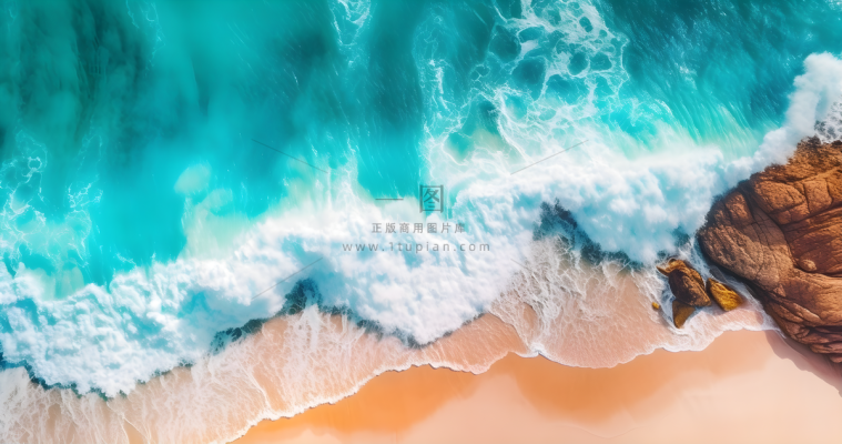 海岸边海浪为背景的海滩场景航拍摄影图