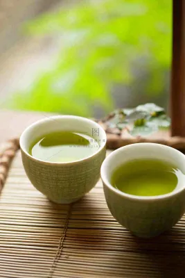 绿茶青花瓷瓷器品茶摄影图