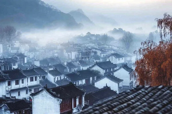 江南风景屋檐瓦舍雾村庄山林摄影图