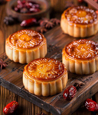 中国美食月饼糕点中秋木质托盘摄影图