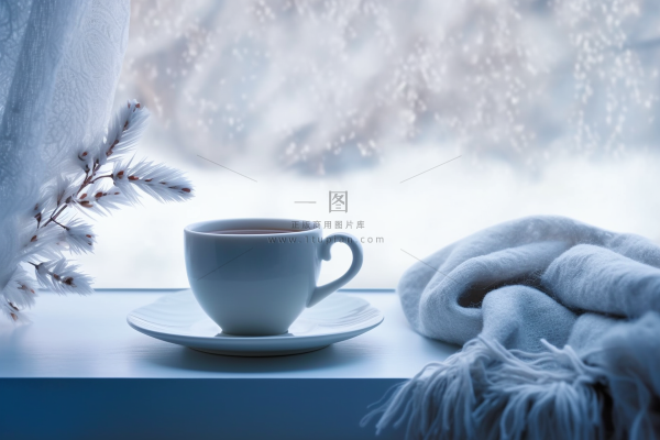 冬季静物热咖啡毛巾在窗台和窗外的雪景摄影图