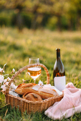 春天户外草坪野餐篮子露营食物酒面包摄影 春天户外草坪野餐篮子露营食物酒面包摄影