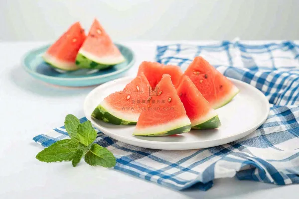 夏至西瓜蓝格子布小清新风格唯美大暑小暑处暑摄影图