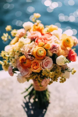 手捧花花束鲜花摄影图