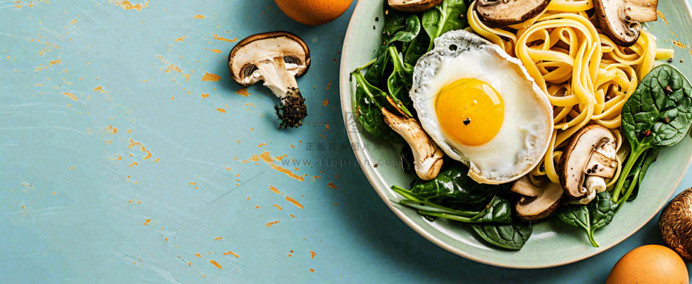 美食方便面鸡蛋意面西餐简餐摄影图