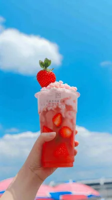 夏天阳光蓝天白云草莓饮料饮品果汁，清新摄影图