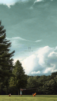 天空白云下的草坪放风筝，简约踏青春天摄影图