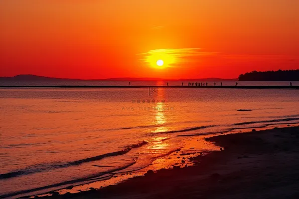 夕阳落日下海洋海面沙滩余晖倒影美景摄影图