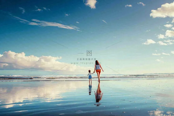 夏日海边沙滩妈妈和孩子散步母亲节温馨摄影图