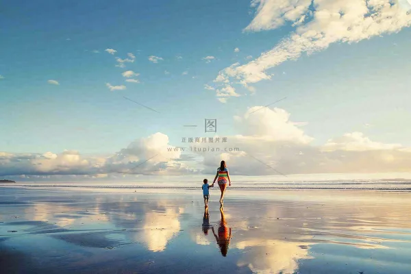 夏日海边沙滩妈妈和孩子散步母亲节温馨摄影图