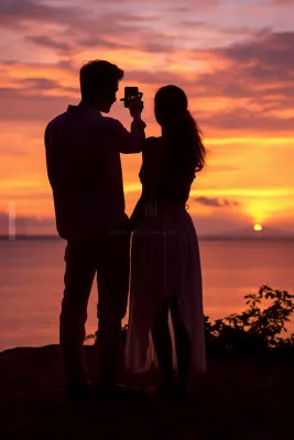 夕阳落日海边的情侣拍照唯美晚霞摄影图