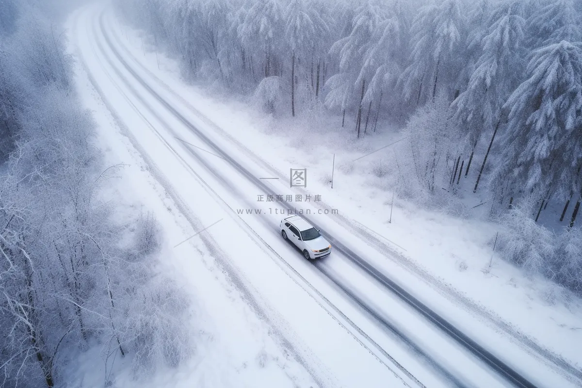 冬季雪山公路行驶的货车摄影图
