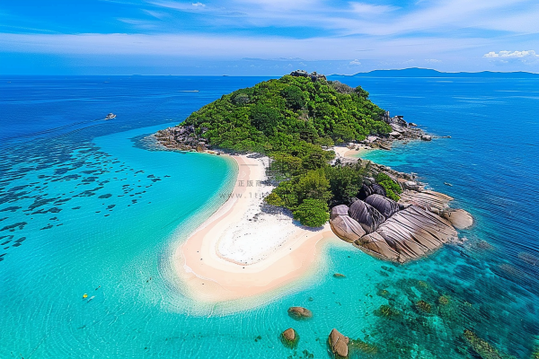 夏日海滩蓝色海洋度假摄影图