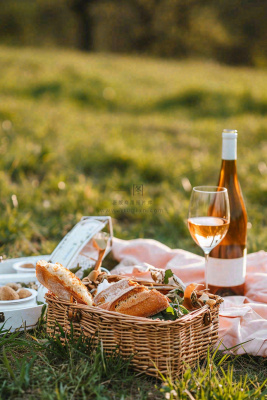 春天户外草坪野餐篮子露营食物酒面包摄影 春天户外草坪野餐篮子露营食物酒面包摄影