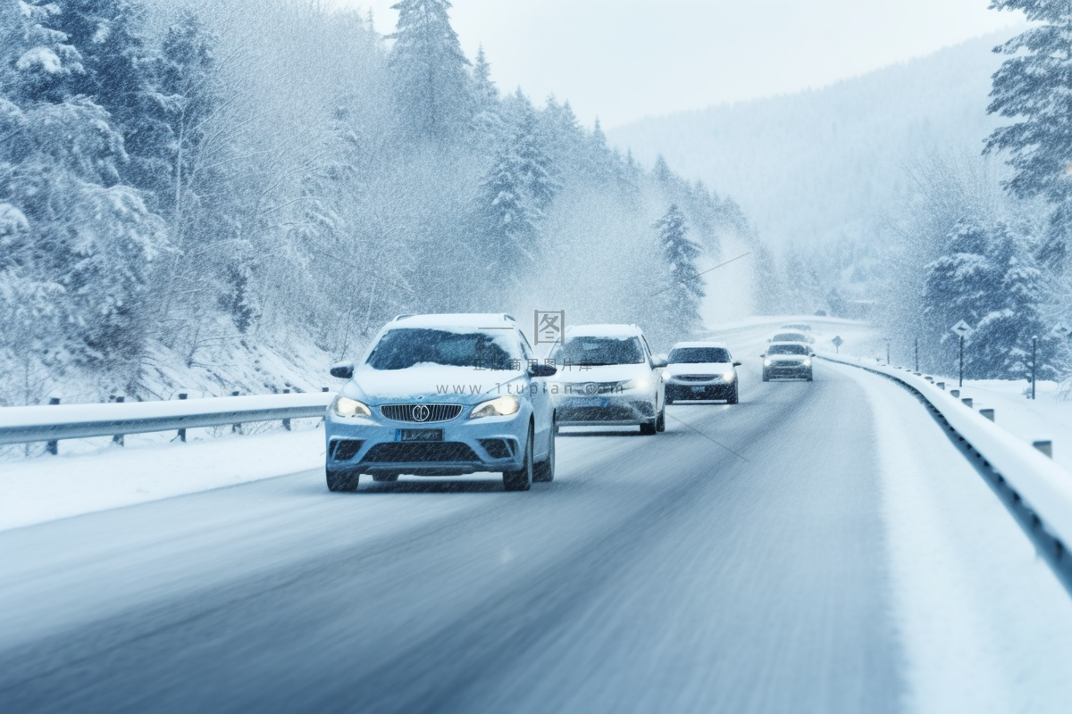 下雪天道路行驶的汽车大雪摄影图