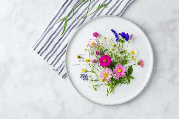 鲜花彩色花朵碟子摆盘简约摄影图