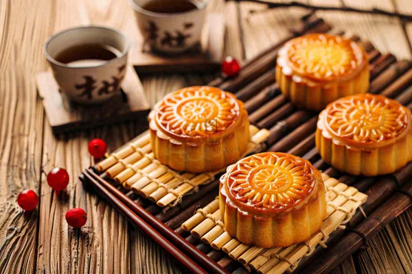中国传统糕点月饼竹制托盘上的茶杯中秋节摄影图