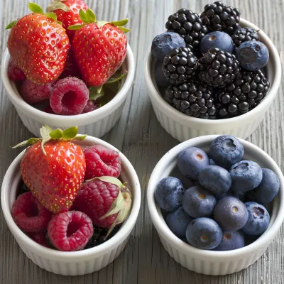 水果拼盘蓝莓树莓草莓摄影图